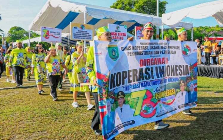 Salah satu kontingen UMKM Kabupaten/Kota se-Kalteng saat parade di halaman Kantor Gubernur Kalteng. (FOTO: FRY)