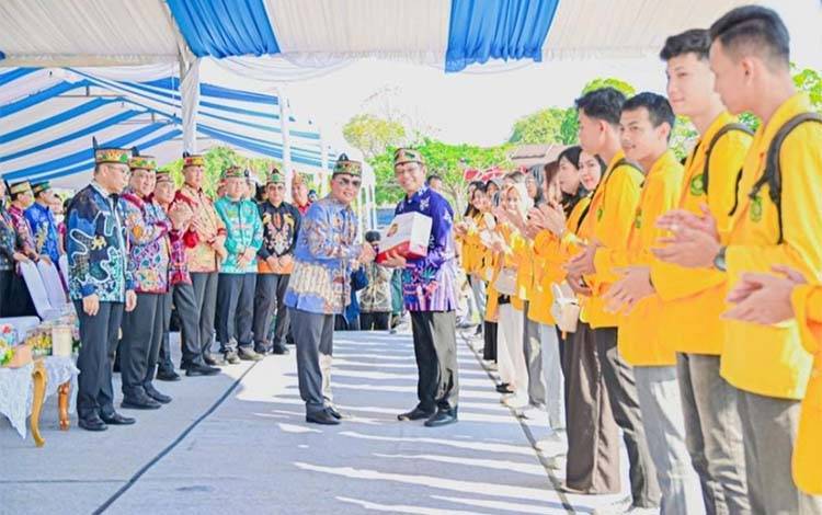 Gubernur Kalteng Serahkan Bantuan Rp415 Juta dan Ribuan Paket Sembako kepada Mahasiswa KKN UPR