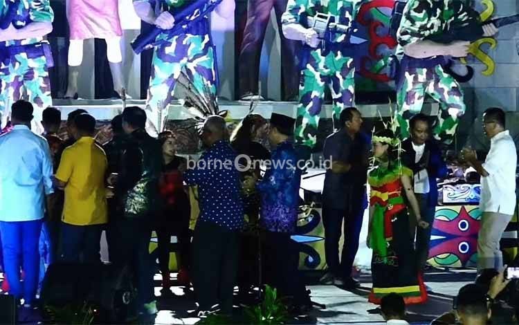 Gubernur Kalimantan Tengah (Kalteng), Agustiar Sabran bersama pejabat saat menari karungut bersama. (FOTO: HERMAWAN)
