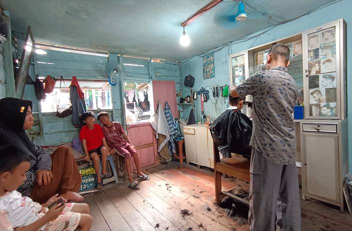 Jelang Tahun Ajaran Baru, Pangkas Rambut di Kuala Pembuang Kebanjiran Orderan