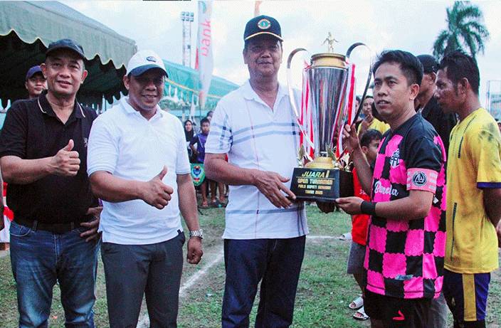 Sekda Seruyan Resmi Tutup Turnamen Sepak Bola Piala Bupati 2025