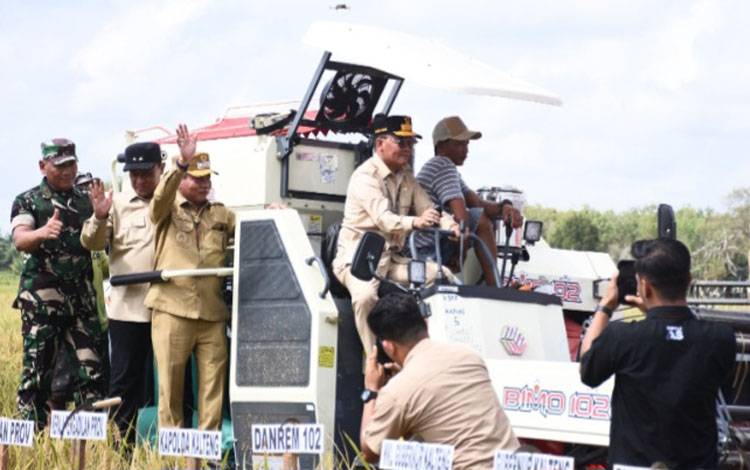 Gubernur Kalimantan Tengah, Agustiar Sabran, Wakil Gubernur, Edy Pratowo didampingi Bupati Kapuas M. Wiyatno bersama-sama melaksanakan panen raya padi di kawasan sentra produksi pangan Desa Terusan Makmur, Kecamatan Bataguh, Kabupaten Kapuas, Senin, 14 Juli 2025 (IST)
