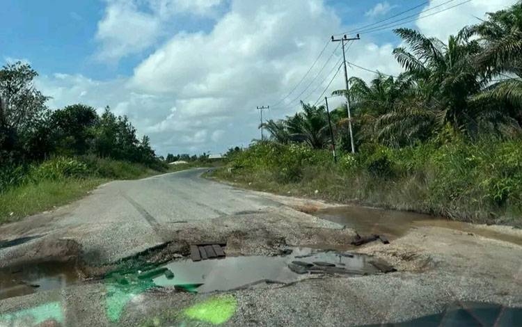 Lubang Besar di Jalan Lintas Pasak Telawang-Kapuas Tengah Dikeluhkan Pengendara