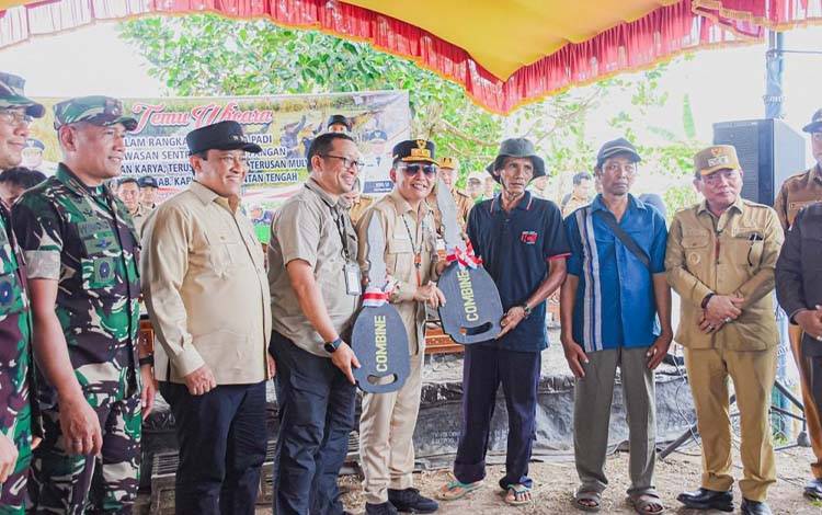 Gubernur Kalteng Serahkan Bantuan dan Alat Pertanian ke Petani Kapuas