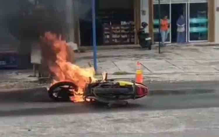 Sebuah sepeda motor terbakar di depan SPBU di Jalan Diponegoro, Kelurahan Madurejo, Kecamatan Arsel, Kabupaten Kobar, Senin, 14 Juli 2025 siang.