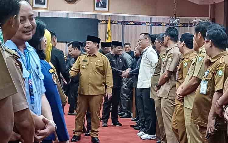 Bupati Kotawaringin Timur Halikinnor bersalaman dengan sejumlah pejabat setempat setelah rapat paripurna, Senin, 14 Juli 2025. (FOTO: DEWIP)