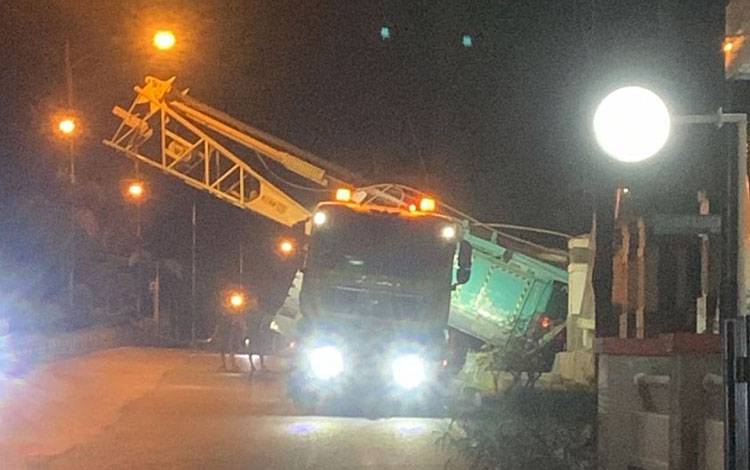 Bagian atas Crawler Crane terlepas dari Motor Swing dan menimpa pagar Rujab Wakil Ketua I DPRD Barito Timur, Senin, 14 Juli 2025. (FOTO: IST)