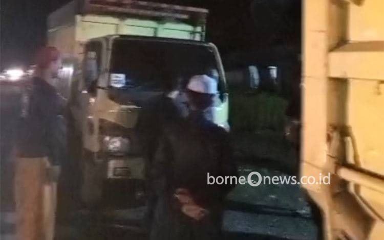 Terjatuh Usai Hujan Deras, Pemotor di Kapuas Timur Hampir Dilindas Truk Beriringan