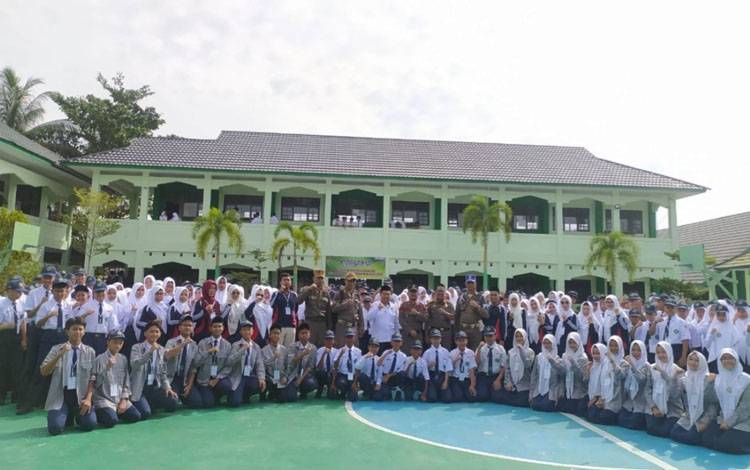 Satpol PP Kapuas Beri Sosialisasi Pelajar MTsN untuk Cegah Kenakalan Remaja