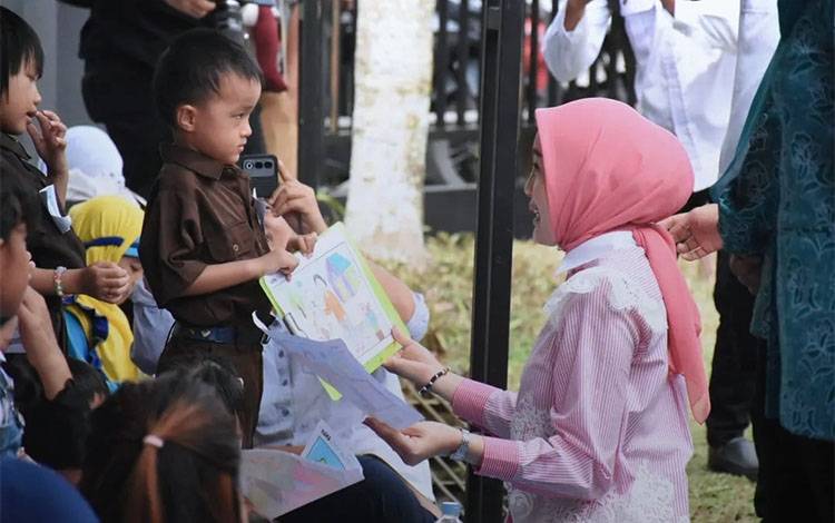 Lomba Mewarnai Ibu dan Anak Perkuat Ikatan Keluarga