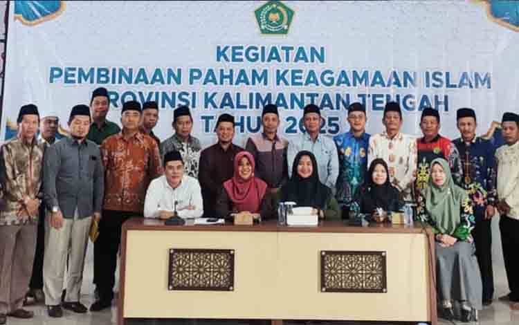 Foto bersama dalam kegaiatan Pembinaan Paham Keagamaan Islam di Aula LPTQ Palangka Raya, Selasa, 15 Juli 2025. (FOTO: ISTIMEWA)
