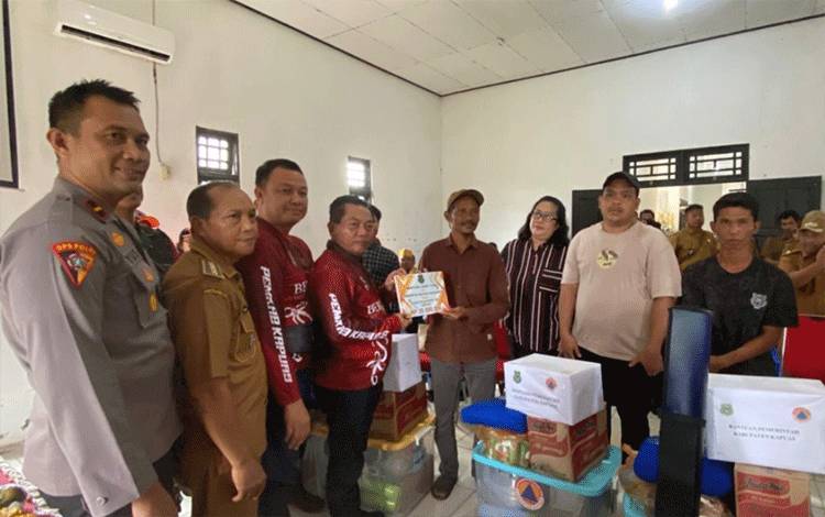 Bupati Kapuas Serahkan Bantuan Bagi Korban Kebakaran di Dadahup