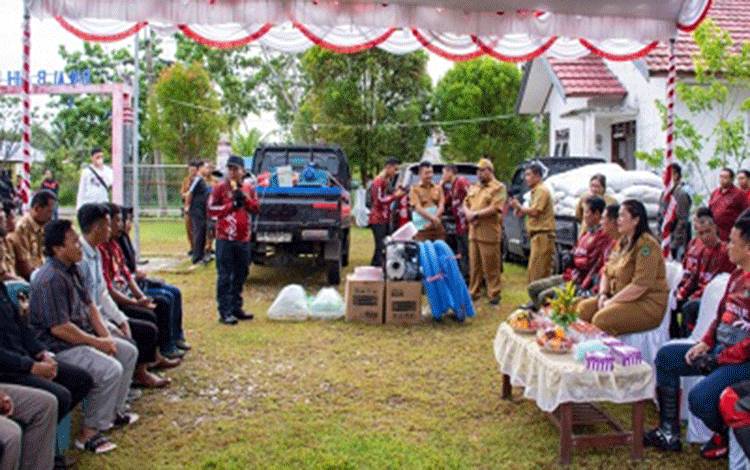 Tiga Kelompok Budidaya Ikan di Tamban Catur Terima Bantuan Bibit Ikan Nila dan Mesin Pakan Ikan
