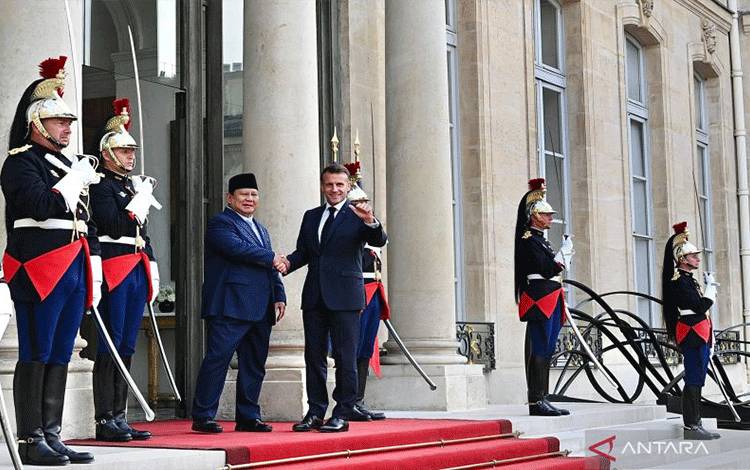 Presiden Prabowo Subianto (tiga kiri) berjabat tangan dengan Presiden Prancis Emmanuel Macron (tiga kanan) saat keduanya berfoto bersama sebelum acara jamuan santap malam di Istana ?lys?e, Paris, Prancis, Senin (14/7/2025). ANTARA/HO-BPMI Sekretariat Presiden.