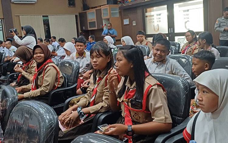 MPLS SMPN 1 Sampit Ajak Siswa Ikuti Sidang Paripurna DPRD Kotim