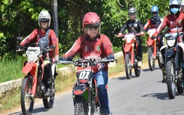 Kendarai Motor Trail, Bupati Kapuas Salurkan Bantuan di Tiga Kecamatan