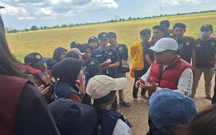 Kadis TPHP Provinsi Kalteng, Rendy Lesmana saat rangkaian panen raya di Kapuas. (FOTO:TPHP KALTENG)