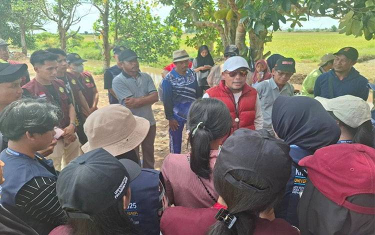 Kepala Dinas TPHP Provinsi Kalimantan Tengah Rendy Lesmana bersama mahasiswa dan masyarakat. (FOTO:TPHP KALTENG)