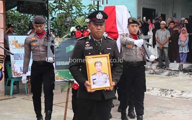 Polres Kapuas Beri Penghormatan Terakhir Bripka Dolly Datuk Manggara Sihombing
