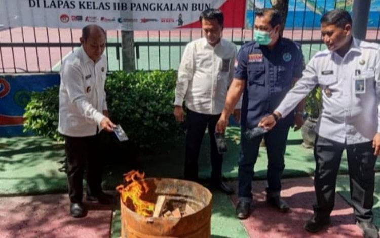 Lapas Pangkalan Bun Musnahkan Barang Hasil Penggeledahan, Tegaskan Zero Tolerance