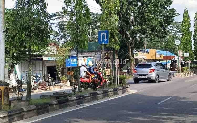 U turn di Jalan Teratai 4-Jalan HM Arsyad, Sampit, Rabu, 16 Juli 2025. (FOTO: DEWIP)