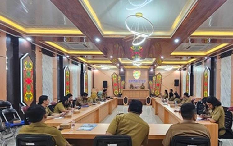 Rakor dan Evaluasi KInerja PTSP TW II Tahun 2025. (FOTO: DPMPTSP KALTENG)