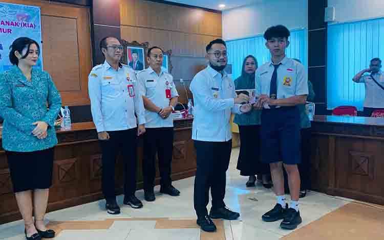 Wabup Barito Timur Serahkan KIA Secara Simbolis kepada Anak-anak