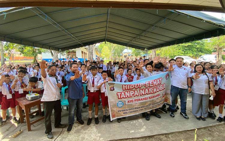 Satresnarkoba Polres Bartim Sosialisasikan Bahaya Narkoba ke Siswa Baru SMPN 1 Tamiang Layang
