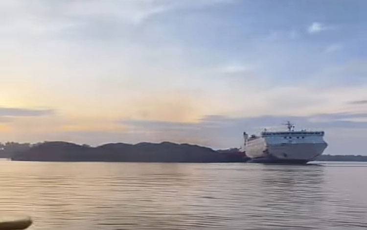 KM Dharma Kartika 2 Tabrakan dengan Tongkang Batubara di Sungai Barito