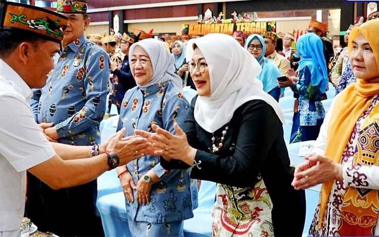 Pj Bupati dan Pj Ketua TP PKK Barut Dikukuhkan sebagai Ayah dan Bunda Genre
