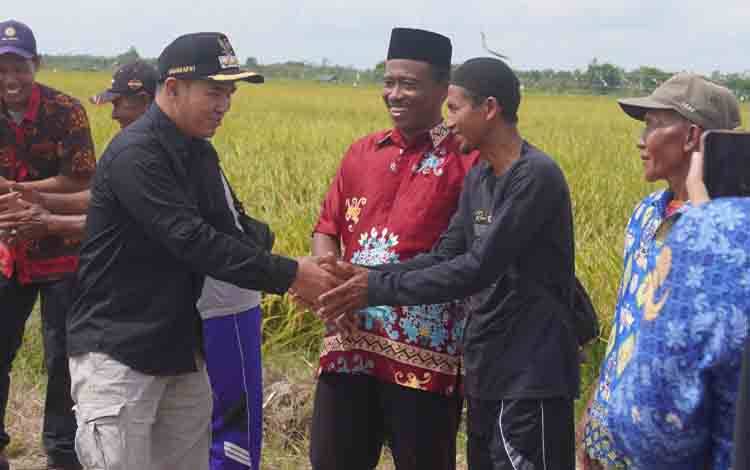 Petani Desa Mulya Sari Gelar Syukuran Usai Panen Raya Padi