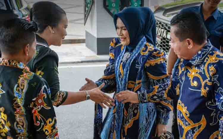Bupati dan Ketua TP PKK Kapuas Hadiri Pengukuhan Ayah Bunda Generasi Berencana dan Orang Tua Asuh