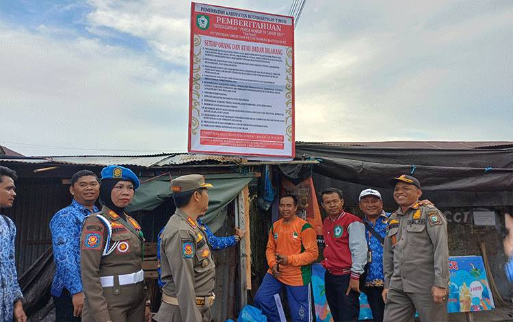 Pemkab Kotim Pasang Spanduk Pemberitahuan Penertiban Pedagang Langgar Aturan di Sekitar Pasar Keramat