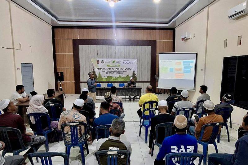 Jajaran Dishut Kalsel dan Tim Implementing Partner FOLU Net Sink 2030 mensosialisasikan program Rehabilitasi Hutan dan Lahan (RHL) kepada masyarakat pada tiga desa di Kabupaten Hulu Sungai Tengah, Kalimantan Selatan, Kamis (17/7/2025). (ANTARA/HO-Dishut Kalsel)