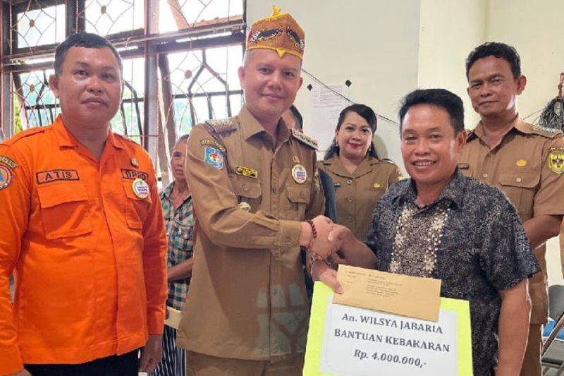 Pemkab Gunung Mas Salurkan Bantuan bagi Korban Kebakaran dan Longsor