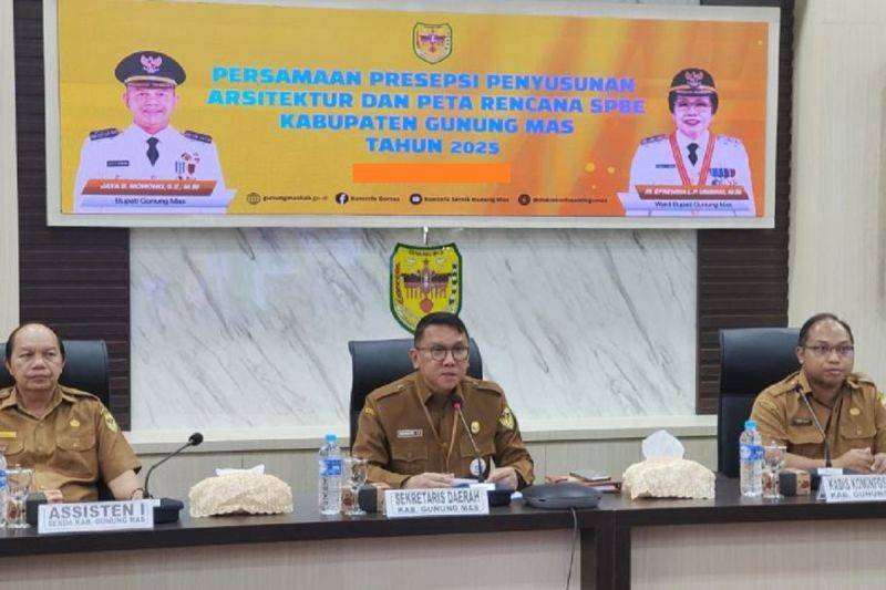 Asisten I Setda Gumas Lurand (kiri), Sekda Gumas Richard (tengah) dan Kepala Diskominfosantik Ruby Haris (kanan) saat pembukaan kegiatan persamaan persepsi penyusunan arsitektur dan peta rencana SPBE, di Kuala Kurun. ANTARA/HO-Diskominfosantik Gumas