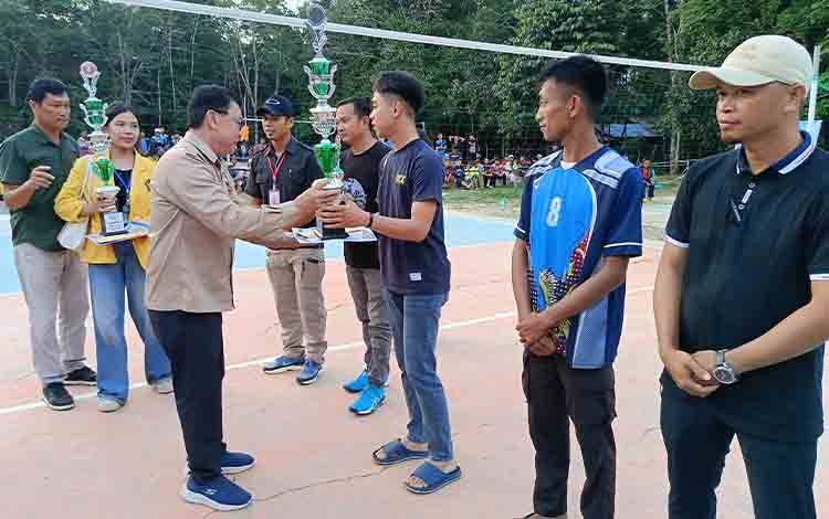 Asisten III Setda Bartim Tutup Turnamen Voli HUT ke-66 Desa Tangkan