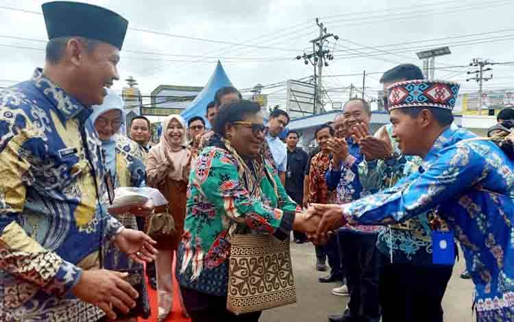 Plt Camat Gunung Purei Serahkan Cinderamata Anyaman Rotan Khas Lokal kepada Wamendagri