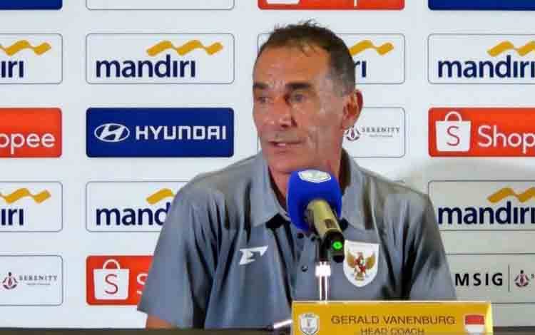 Pelatih timnas Indonesia U-23, Gerald Vanenburg, menjawab pertanyaan pewarta pada jumpa pers seusai pertandingan Grup A ASEAN U-23 Championship 2025 melawan Filipina di Stadion Utama Gelora Bung Karno, Jakarta, Jumat (18/7/2025). (ANTARA/RAUF ADIPATI)