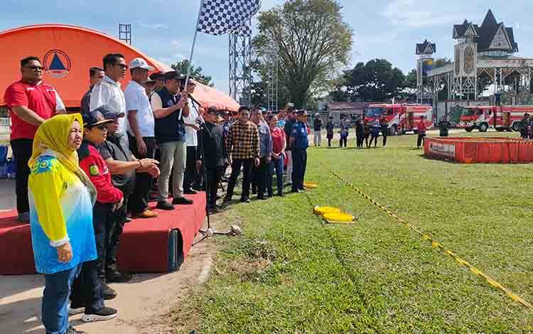Wakil Wali Kota Palangka Raya Achmad Zaini saat membuka secara resmi kegiatan Fire Fighting Competition. (FOTO: PATHUR)