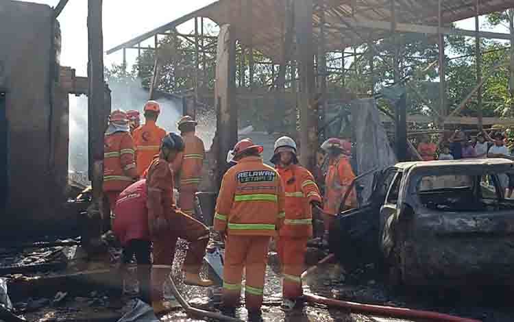 Satu Orang Alami Luka Bakar saat Kebakaran Rumah dan Dua Mobil di Sampit