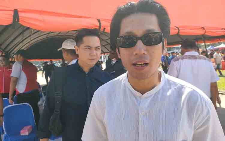 Keterangan Foto : Ketua Forum Relawan Pemadam Kebakaran dan Penyelamatan Palangka Raya Okki Maulana didampingi Sekretaris Dede Septa Jaya. (FOTO: PATHUR)