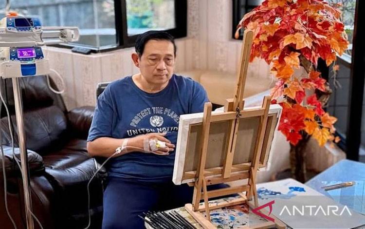 Eks Presiden RI Susilo Bambang Yudhono saat sedang melukis ketika dirawat di RSPAD Gatot Soebroto, Sabtu (19/7/2025) (ANTARA/HO-Tangkapan layar akun Instagram @aniyudhoyono)