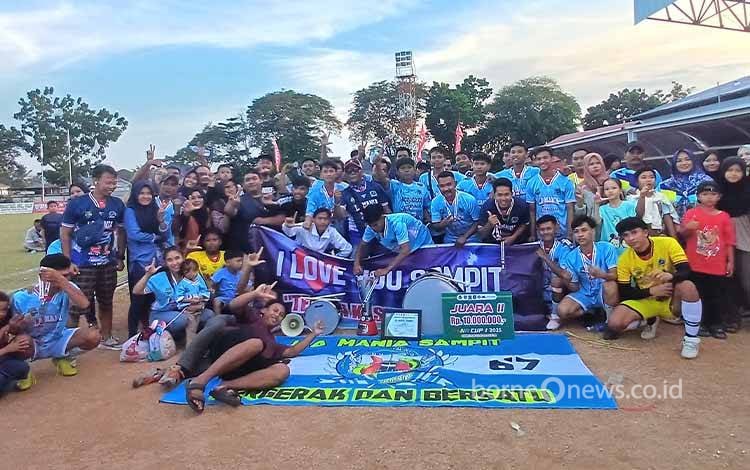 Tim LA Mania FC foto bersama setelah menerima piala runner-up, Sabtu, 19 Juli 2025. (FOTO: DEWIP)