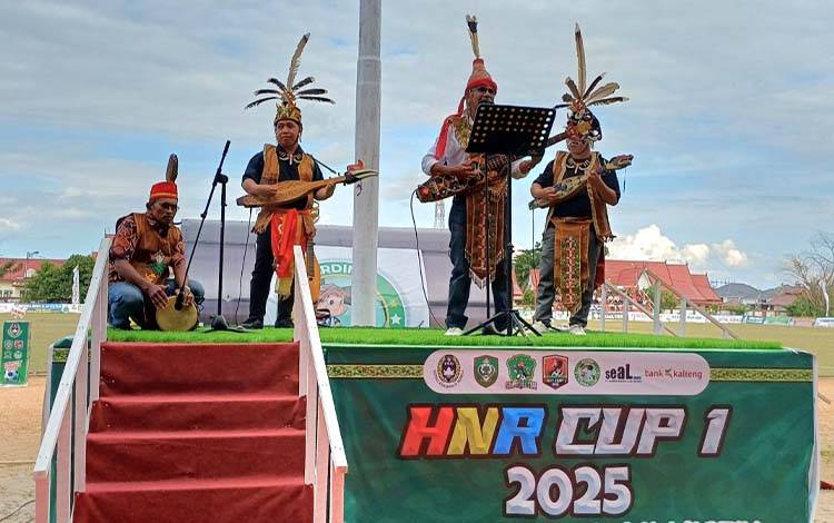 Grup Karungut Hibur Penonton HNR Cup I 2025, Lestarikan Budaya di Tengah Gegap Gempita Sepak Bola