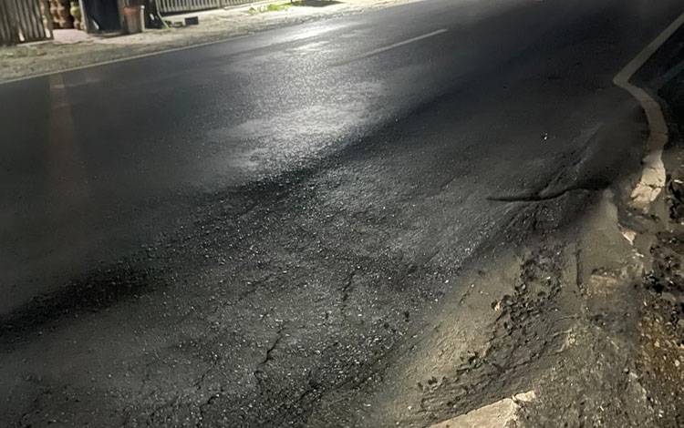 Area aspal di Jalan Trans Kalimantan Km. 14, Basarang yang mengalami kerusakan, Minggu, 20?Juli 2025. (IST)