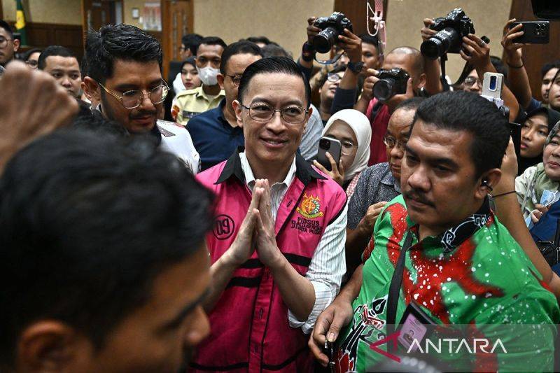 Terdakwa kasus dugaan korupsi impor gula, Thomas Trikasih Lembong atau Tom Lembong (tengah) meninggalkan ruang sidang usai pembacaan vonis di Pengadilan Tipikor, Jakarta, Jumat (18/7/2025). Majelis hakim menjatuhkan vonis empat tahun enam bulan penjara, denda Rp750 juta subsider enam bulan kurungan kepada mantan menteri perdagangan itu. ANTARA FOTO/Bayu Pratama S/sgd/tom/pri. (ANTARA FOTO/BAYU PRATAMA S)