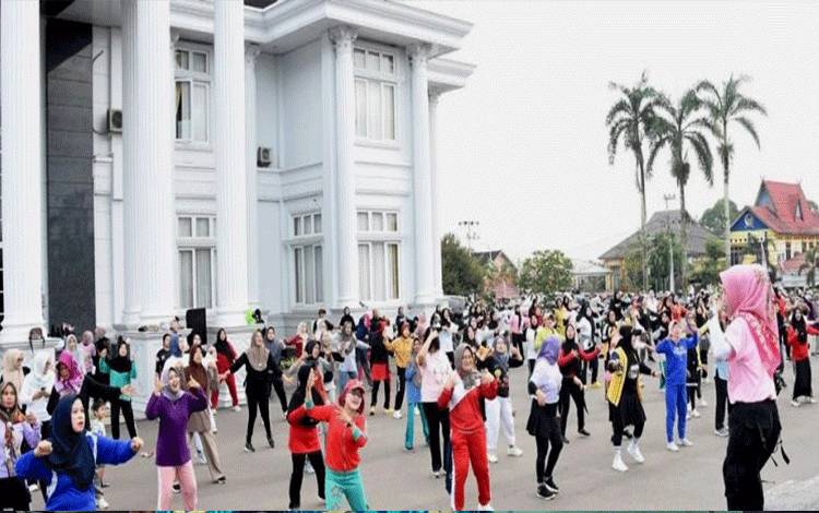 Pj Ketua TP PKK Barut Bagikan Baju Olahraga untuk Peserta Senam