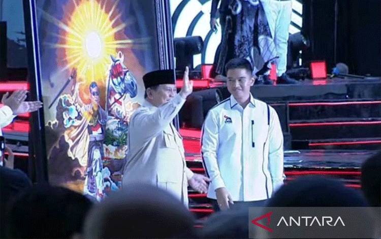 Tangkapan layar - Presiden RI Prabowo Subianto (kiri) saat menerima cenderamata berupa lukisan dalam acara Kongres Partai Solidaritas Indonesia (PSI) Edutorium KH Ahmad Dahlan, Universitas Muhammadiyah Surakarta (UMS), Solo, Jawa Tengah, Minggu (20/7/2025). (ANTARA/Fathur Rochman)