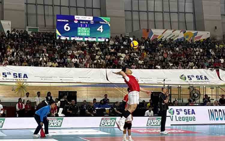 Pemain timnas Indonesia Jassen Nathanael melakukan servis saat menghadapi Thailand di SEA V League 2025 putaran kedua yang berlangsung di Jakarta Internasional Velodrome, Jakarta, Minggu (20/7/2025). (ANTARA/FAJAR SATRIYO)